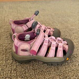Keen washable sandals with Velcro strap, sz 8